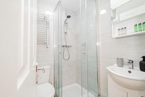 Koupelna v ubytování Beautiful 3 Bedrooms-2 Bathrooms 8 Minutes Walk from Hanwell Station, Sleeps 7