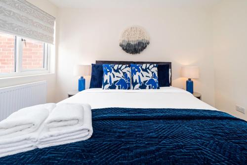 Postel nebo postele na pokoji v ubytování Beautiful 3 Bedrooms-2 Bathrooms 8 Minutes Walk from Hanwell Station, Sleeps 7