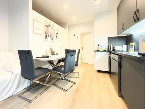 une cuisine avec une table et des chaises dans une pièce dans l'établissement PenBed - Montparnasse 1 - 3 pièces, à Paris