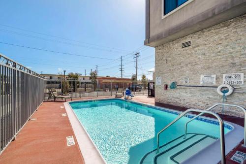 a swimming pool in front of a building at Best Western Plus Gardena-Los Angeles Inn & Suites in Gardena