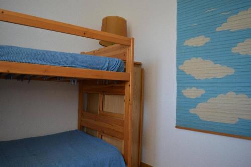 2 lits superposés dans un dortoir orné d'une peinture de nuages dans l'établissement Appartement 2 pièces 4 couchages ST CYPRIEN PLAGE SC650-008, à Saint Cyprien Plage
