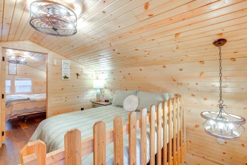Ένα ή περισσότερα κρεβάτια σε δωμάτιο στο On 40 Acres Charming Cabin in Zanesville!