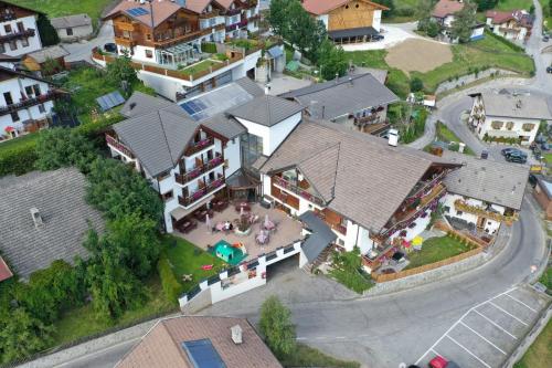 an overhead view of a house with a courtyard at Hotel Tonnerhof in Racines