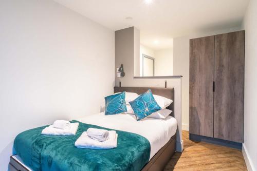 a bedroom with a bed with towels on it at Stunning 2BED Flat in Central Location w Security in Manchester