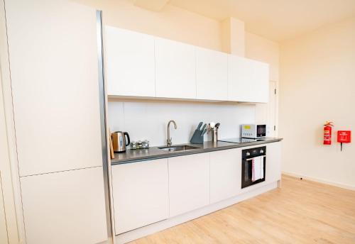 Kuchyň nebo kuchyňský kout v ubytování Lovely 1 Bed Apartment in Central Newark