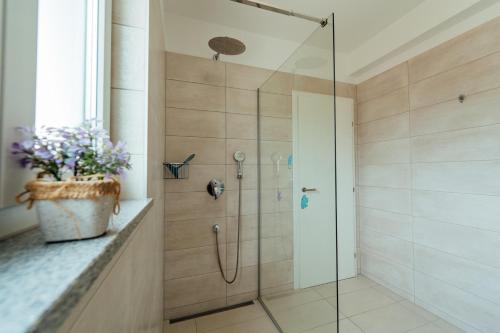Ένα μπάνιο στο Luxury villa La Perla with heated pool