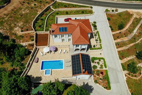Luxury villa La Perla with heated pool