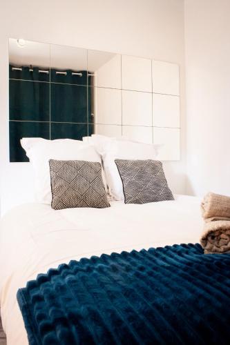 - un grand lit blanc avec une couverture bleue dans l'établissement Le sky - parking privé, à Albertville