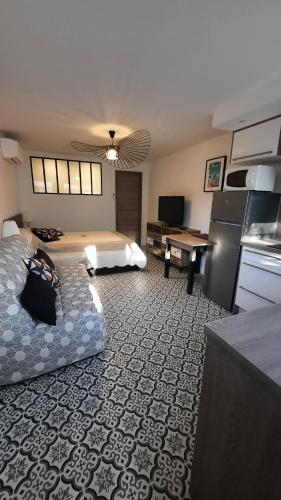 a hotel room with a bed and a kitchen at Studio climatisé Lantanas 4 personnes in Le Lavandou