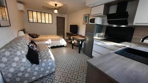 Cette petite chambre comprend une cuisine et un salon. dans l'établissement Studio climatisé Lantanas 4 personnes, au Lavandou