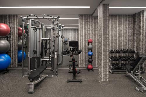 Fitness centrum a/nebo fitness zařízení v ubytování AC Hotel by Marriott Little Rock Downtown