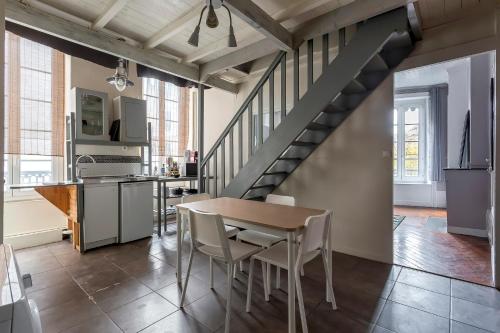 une cuisine et une salle à manger avec une table et des chaises dans l'établissement Valmy Mezzanine, à Lyon