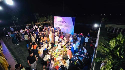 a crowd of people standing in front of a stage at Bac Son Homestay in Bắc Sơn