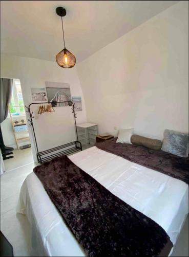 une chambre avec un grand lit dans une pièce dans l'établissement Terrasse front de mer, à Villers-sur-Mer