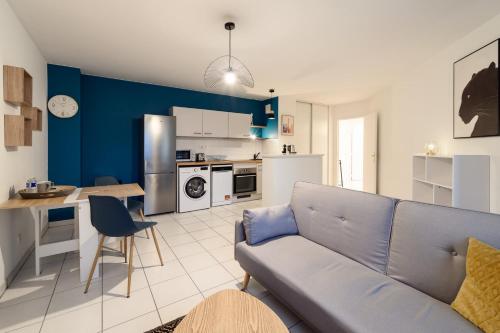 un salon avec un canapé et une cuisine dans l'établissement OIQIA • Van Gogh, à Quint-Fonsegrives