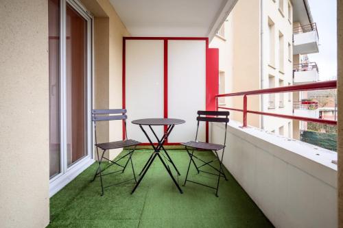 deux chaises et une table sur un balcon dans l'établissement OIQIA • Van Gogh, à Quint-Fonsegrives