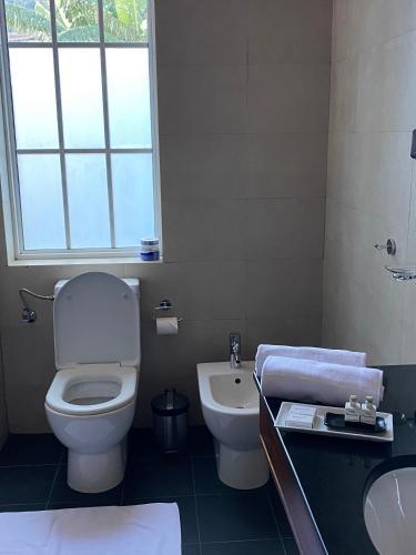 a bathroom with a toilet and a sink at Villa Cassandra in Nuwara Eliya