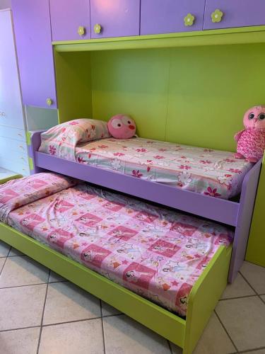 two bunk beds in a childs bedroom at Appartamente moderno e accessoriato. in Pula