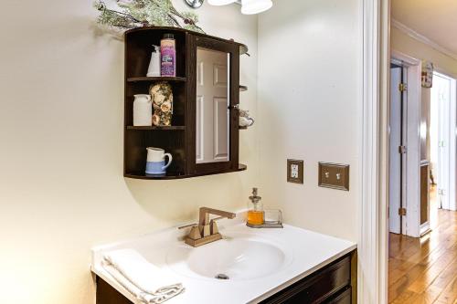 un bagno con lavandino e specchio di Walk to Waterfront Cozy Fall River Condo a Fall River