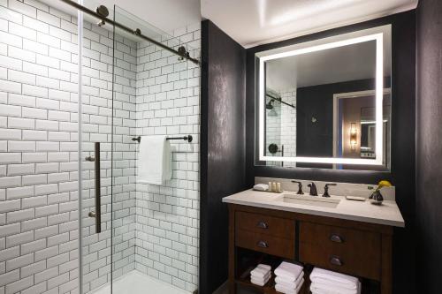 フィラデルフィアにあるRenaissance Philadelphia Downtown Hotelの洗面台と鏡付きシャワーを備えたバスルーム
