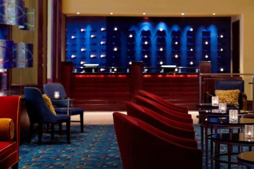Χώρος καθιστικού στο Renaissance Mobile Riverview Plaza Hotel