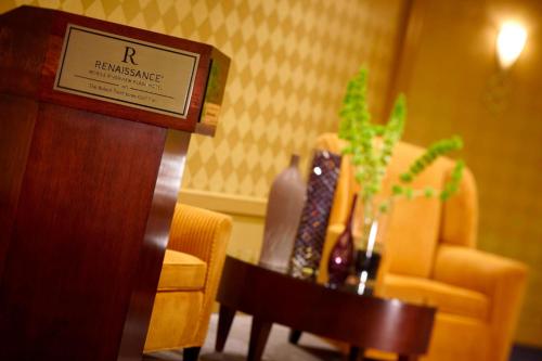Χώρος καθιστικού στο Renaissance Mobile Riverview Plaza Hotel