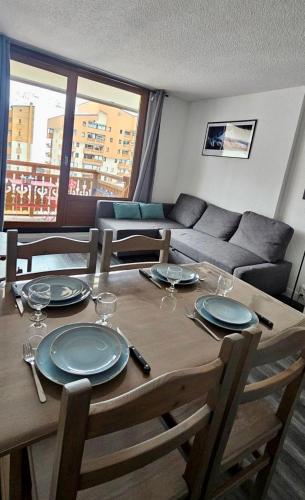 - une table à manger avec des chaises et un canapé dans l'établissement Val Thorens Studio 4 pers Résidence La Roche Blanche, à Val Thorens