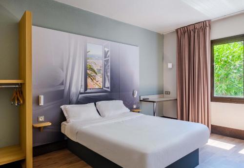 Кровать или кровати в номере B&B HOTEL Villeneuve Loubet Village