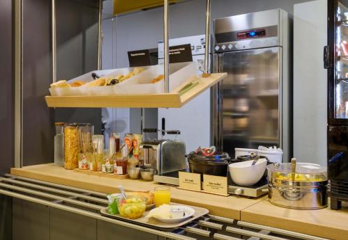 eine Küche mit einer Arbeitsfläche, auf der etwas Essen steht in der Unterkunft B&B HOTEL Villeneuve Loubet Village in Villeneuve-Loubet