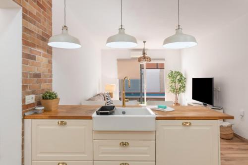 eine Küche mit Spüle und zwei Pendelleuchten in der Unterkunft Villa Berkana De Lujo Con Piscina in Playa Honda