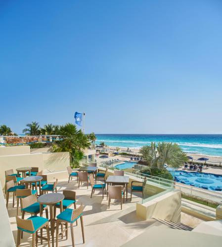 カンクンにあるOccidental Tucancún - All Inclusiveのリゾートのバルコニーから眺めるビーチの景色