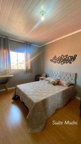 Postel nebo postele na pokoji v ubytování Suíte Madri Aconchegante e Charmosa