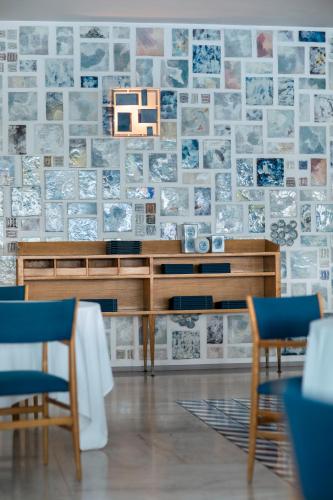 a room with a desk and a wall of tiles at Parco dei Principi in Sorrento
