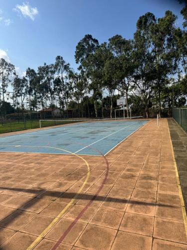 an empty basketball court with trees in the background at Casa Verde Jade in Areia