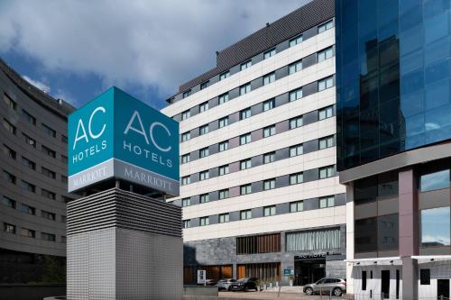 un edificio con un cartel delante en AC Hotel A Coruña by Marriott, en A Coruña