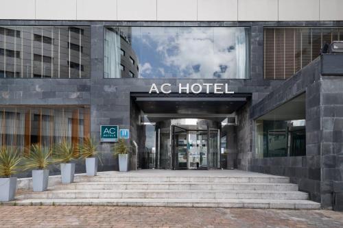 un edificio de oficinas con un cartel que diga ac hotel en AC Hotel A Coruña by Marriott, en A Coruña