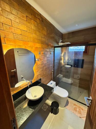 a bathroom with a toilet and a sink and a shower at Casa Verde Jade in Areia