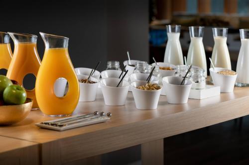 un tavolo con bottiglie e ciotole di cibo e snack di AC Hotel A Coruña by Marriott a La Coruña