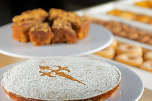 due piatti di cibo su un tavolo con piatti di cibo di AC Hotel A Coruña by Marriott a La Coruña