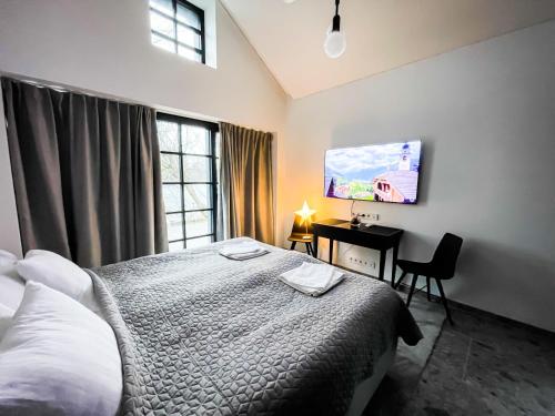 Postel nebo postele na pokoji v ubytování Lakeview Modern Karaim Cottage Trakai