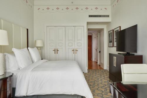 Una cama o camas en una habitación de Four Seasons Hotel Gresham Palace Budapest