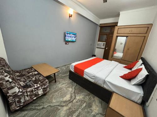 Una cama o camas en una habitación de Hotel Ramya Palace