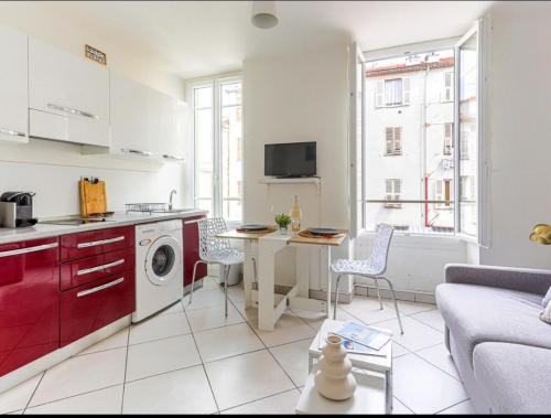 une cuisine et un salon avec une machine à laver dans l'établissement Résidence le Paga, à Nice