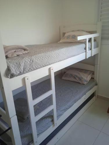 Ένα ή περισσότερα κρεβάτια σε δωμάτιο στο Estúdio Santa Faustina -Condomínio da Fé