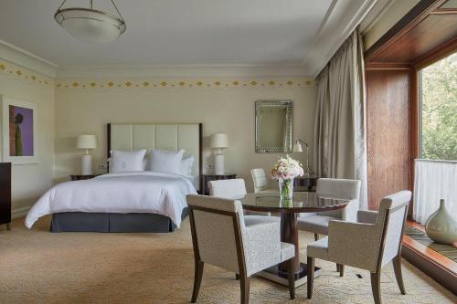 Una cama o camas en una habitación de Four Seasons Hotel Gresham Palace Budapest