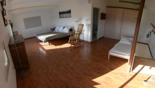 un salon avec un lit et une table dans l'établissement La Maison du Vigneron, à Montpeyroux