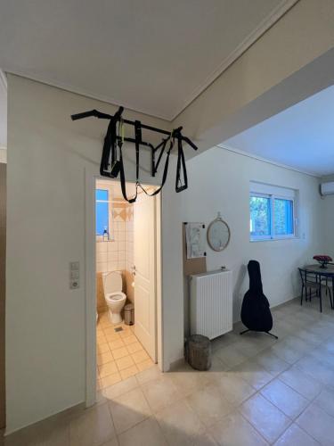 a room with a toilet and a chandelier at Villa Zose' luz in Káto Ássos