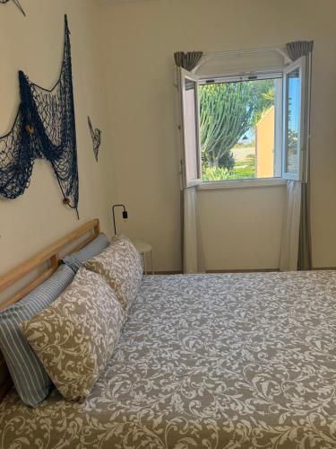 a bedroom with a bed and a window at Villa Chimera in Pachino