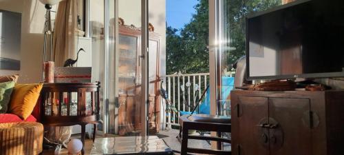 Il comprend un salon doté d'une télévision et d'un balcon. dans l'établissement Appartement Arcachon, à Arcachon