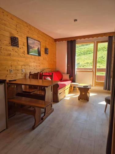 une chambre avec un lit, un bureau et une table dans l'établissement HB 1613 - Beau T2, 5pers, ski aux pieds, à Tignes
